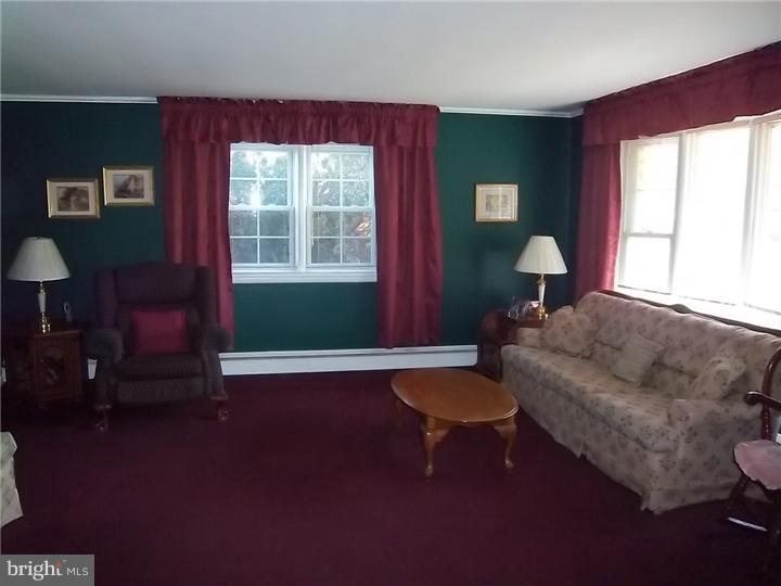 1012 Susan Road Philadelphia, PA 19115 - Photo 6 of 25 Living Room