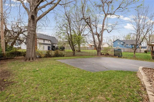 $410,000 | 10014 Rosehill Road, Lenexa, KS 66215