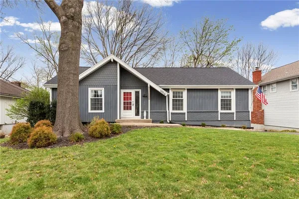 $410,000 | 10014 Rosehill Road, Lenexa, KS 66215