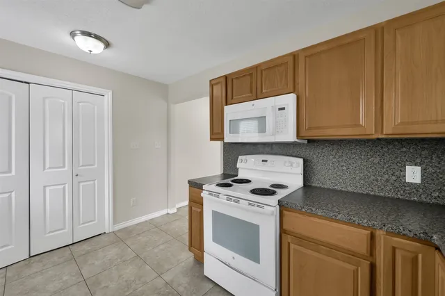 $1,350 | 163 South Bend Court, Unit B, Willis, TX 77378