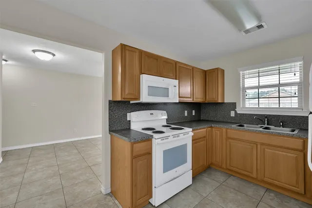 $1,350 | 163 South Bend Court, Unit B, Willis, TX 77378