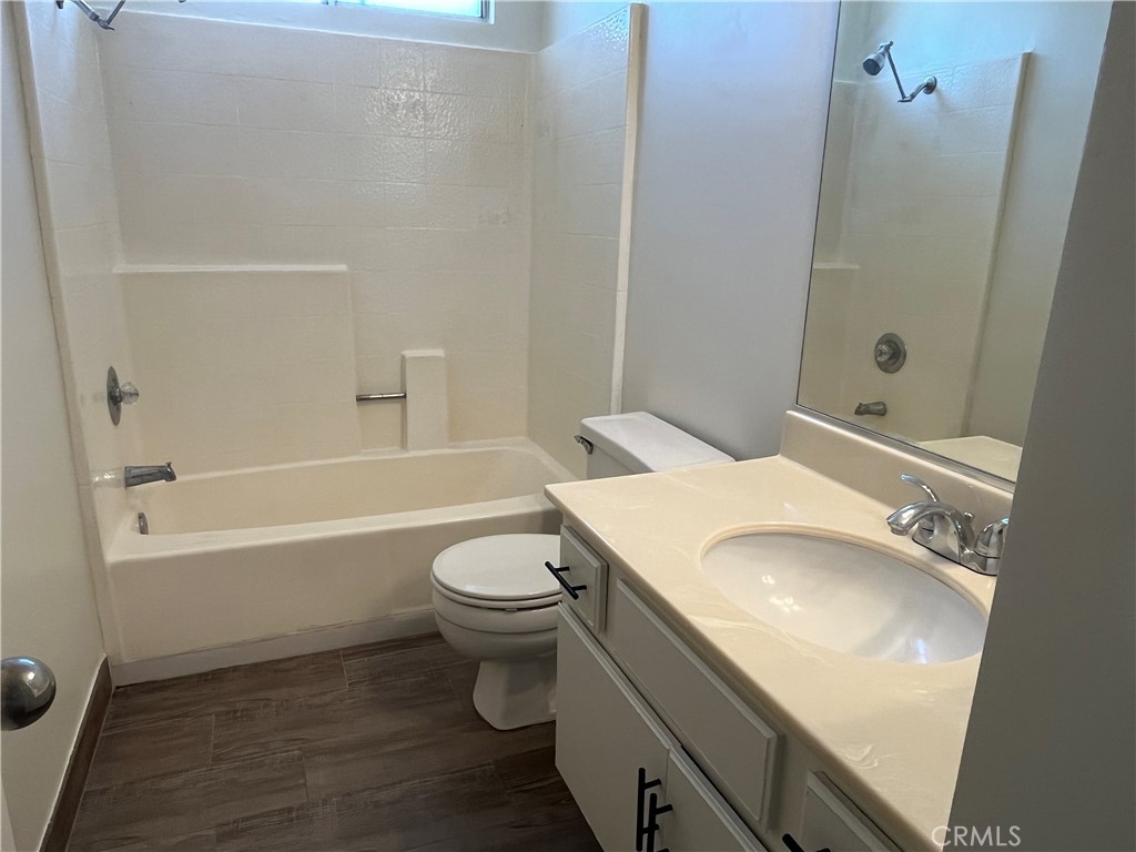 11568 Norgate Circle Corona, CA 92878 - Photo 20 of 21 a bathroom with a sink a toilet and shower