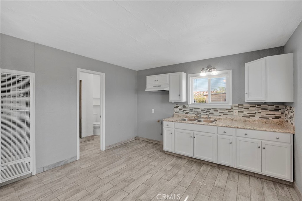 33454 Hampton Way Daggett, CA 92327 - Photo 4 of 17 a bathroom with a granite countertop sink and a mirror