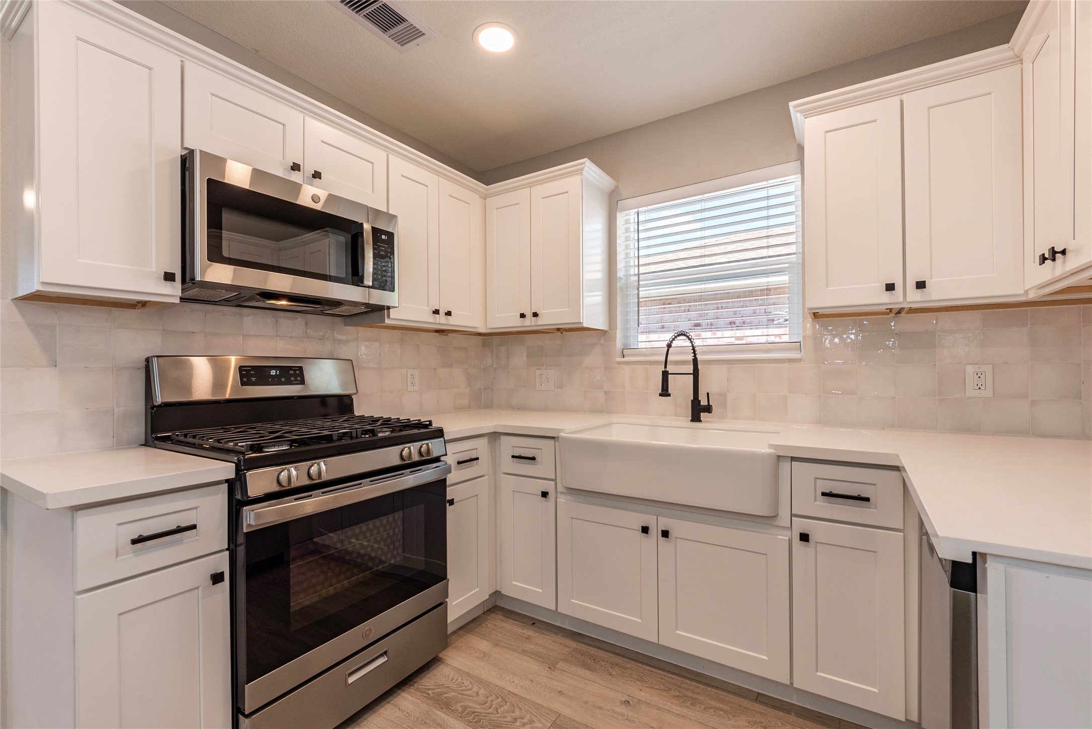 4813 Cedar Street Pasadena, TX 77586 - Photo 12 of 41 beautifully updated kitchen with new appliances