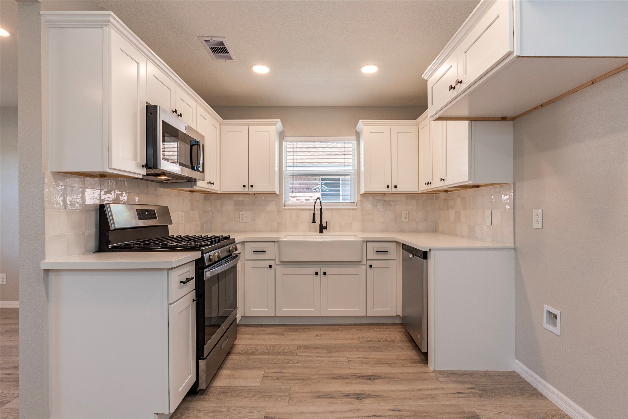 4813 Cedar Street Pasadena, TX 77586 - Photo 15 of 41 Ample storage and counter top space