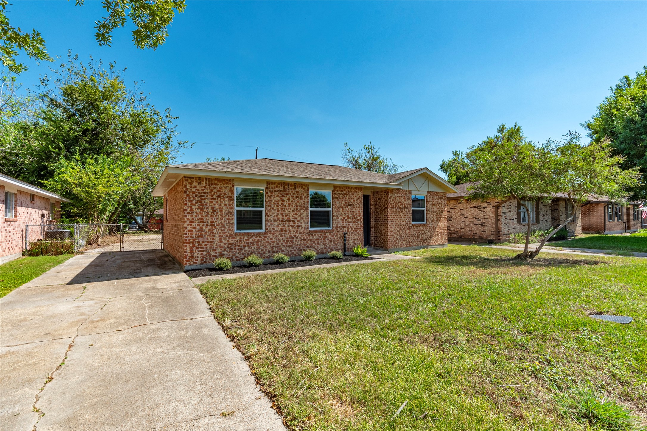 4813 Cedar Street Pasadena, TX 77586 - Photo 2 of 41 Ample parking