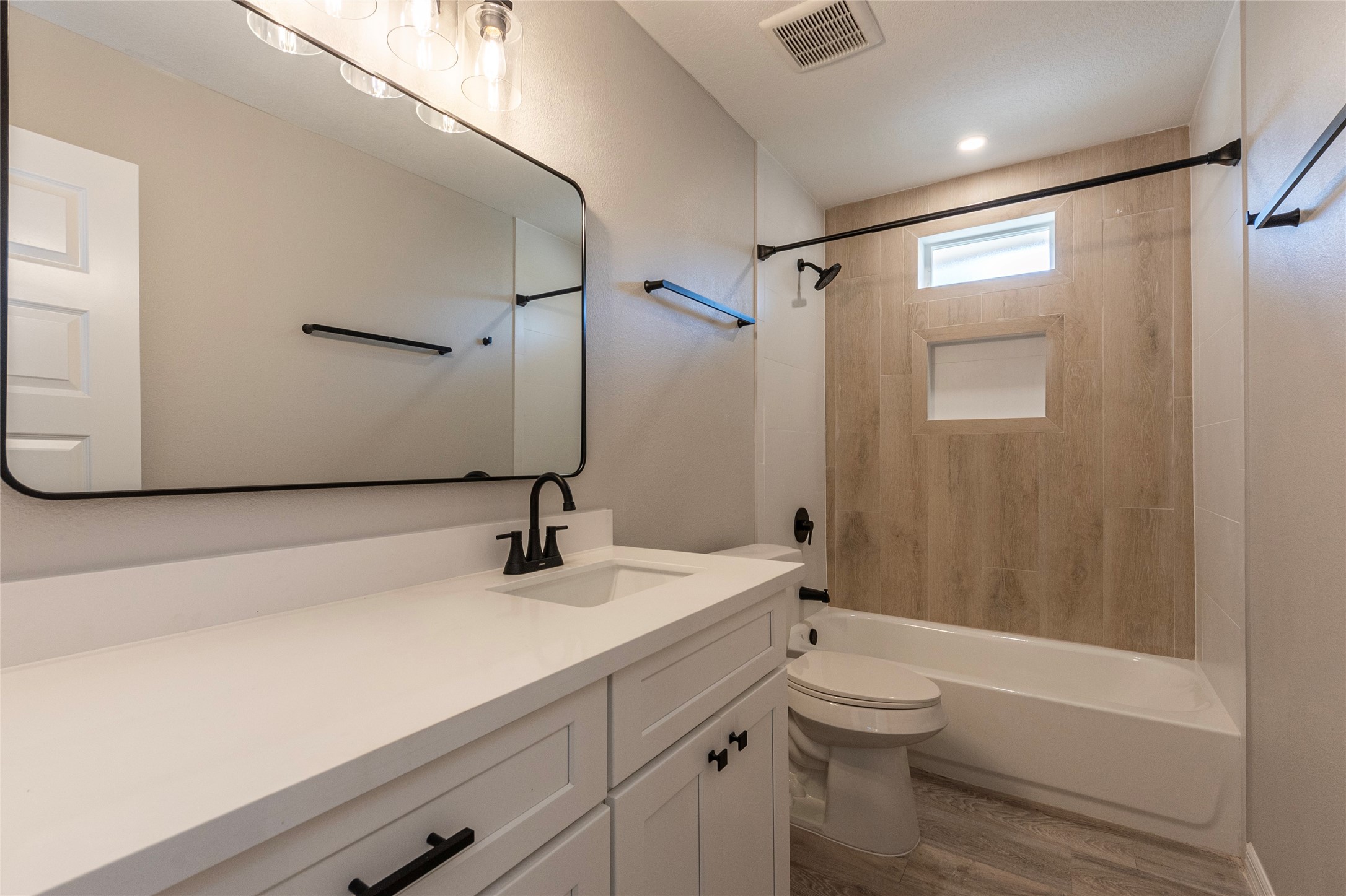 4813 Cedar Street Pasadena, TX 77586 - Photo 23 of 41 Full secondary bathroom with shower tub combo
