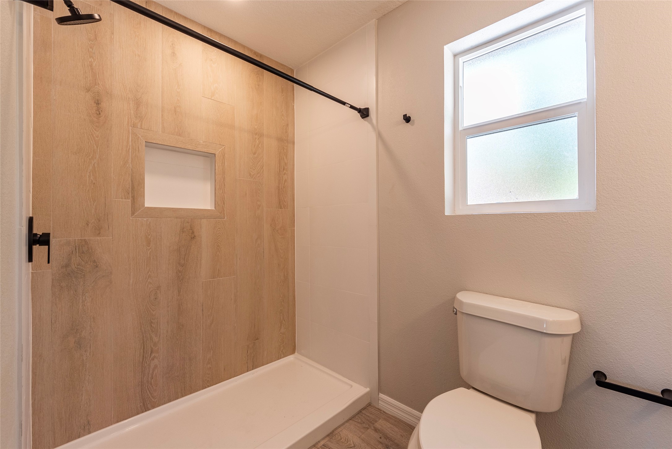 4813 Cedar Street Pasadena, TX 77586 - Photo 24 of 41 Full secondary bathroom with shower tub combo