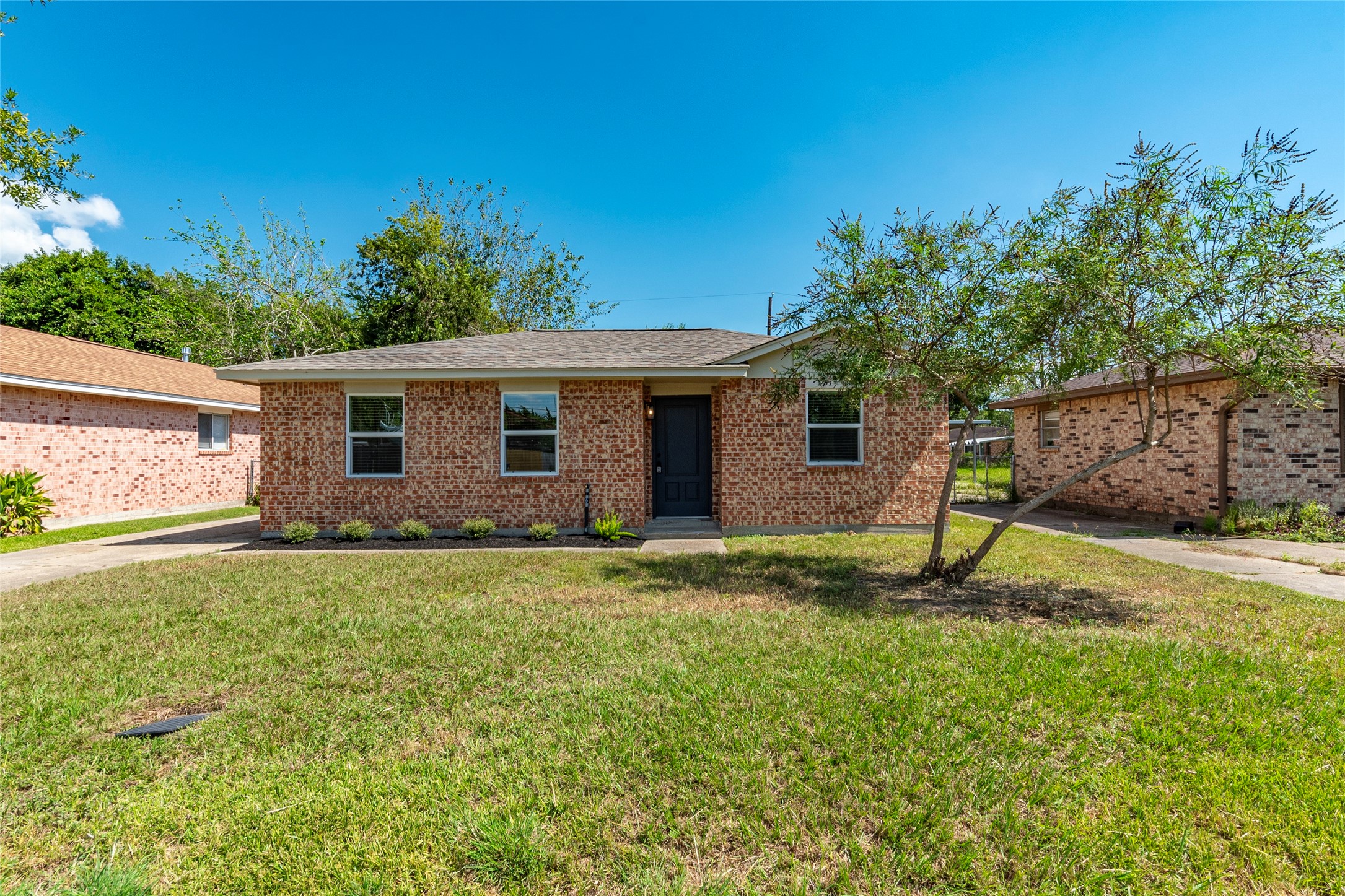 4813 Cedar Street Pasadena, TX 77586 - Photo 3 of 41 Large front yard