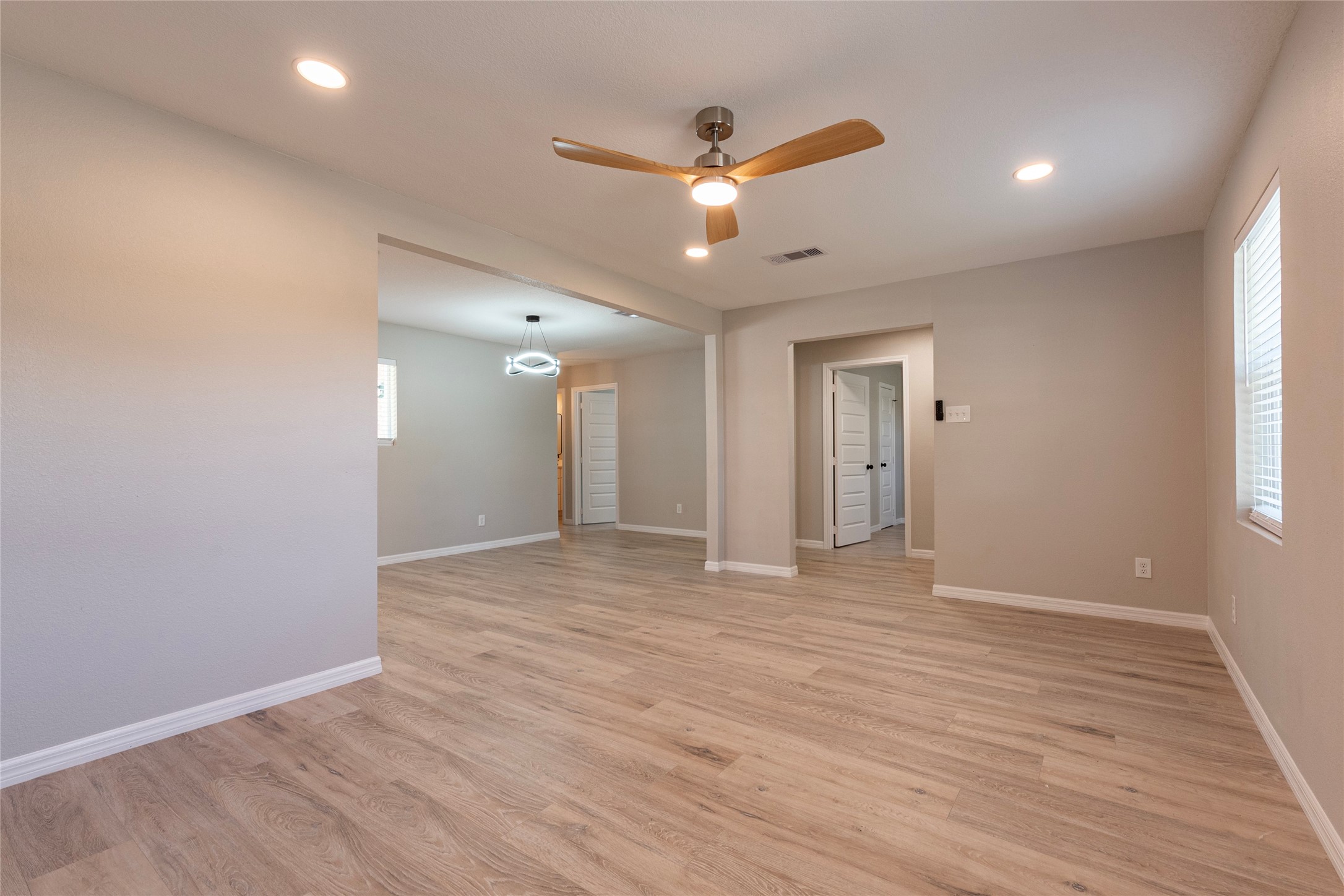 4813 Cedar Street Pasadena, TX 77586 - Photo 8 of 41 Livingroom
