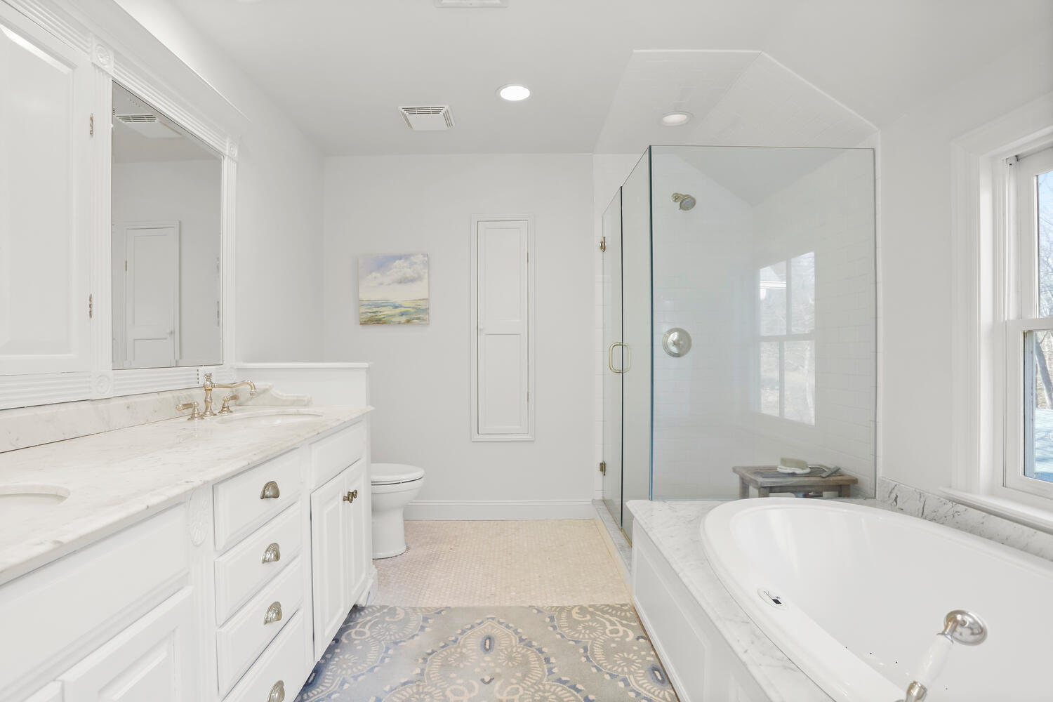 829 Hollow Tree Ridge Road Darien, CT 06820 - Photo 22 of 40 a bathroom with a tub a sink and a large mirror