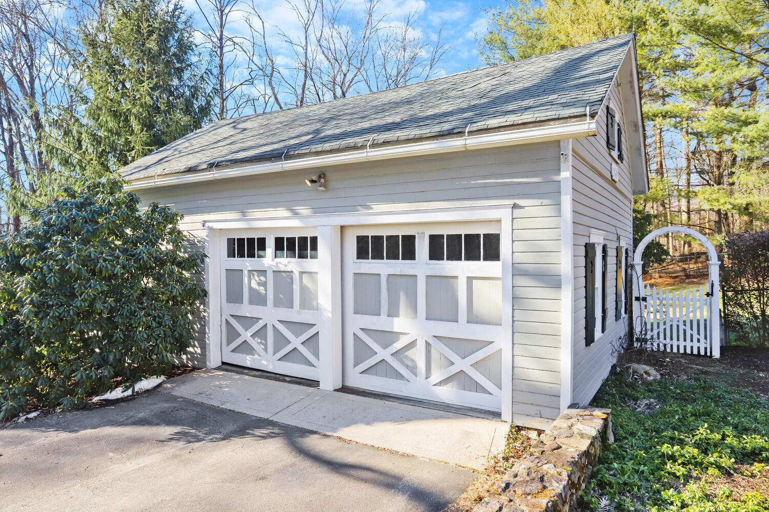 829 Hollow Tree Ridge Road Darien, CT 06820 - Photo 34 of 40 a front view of a house with a garden