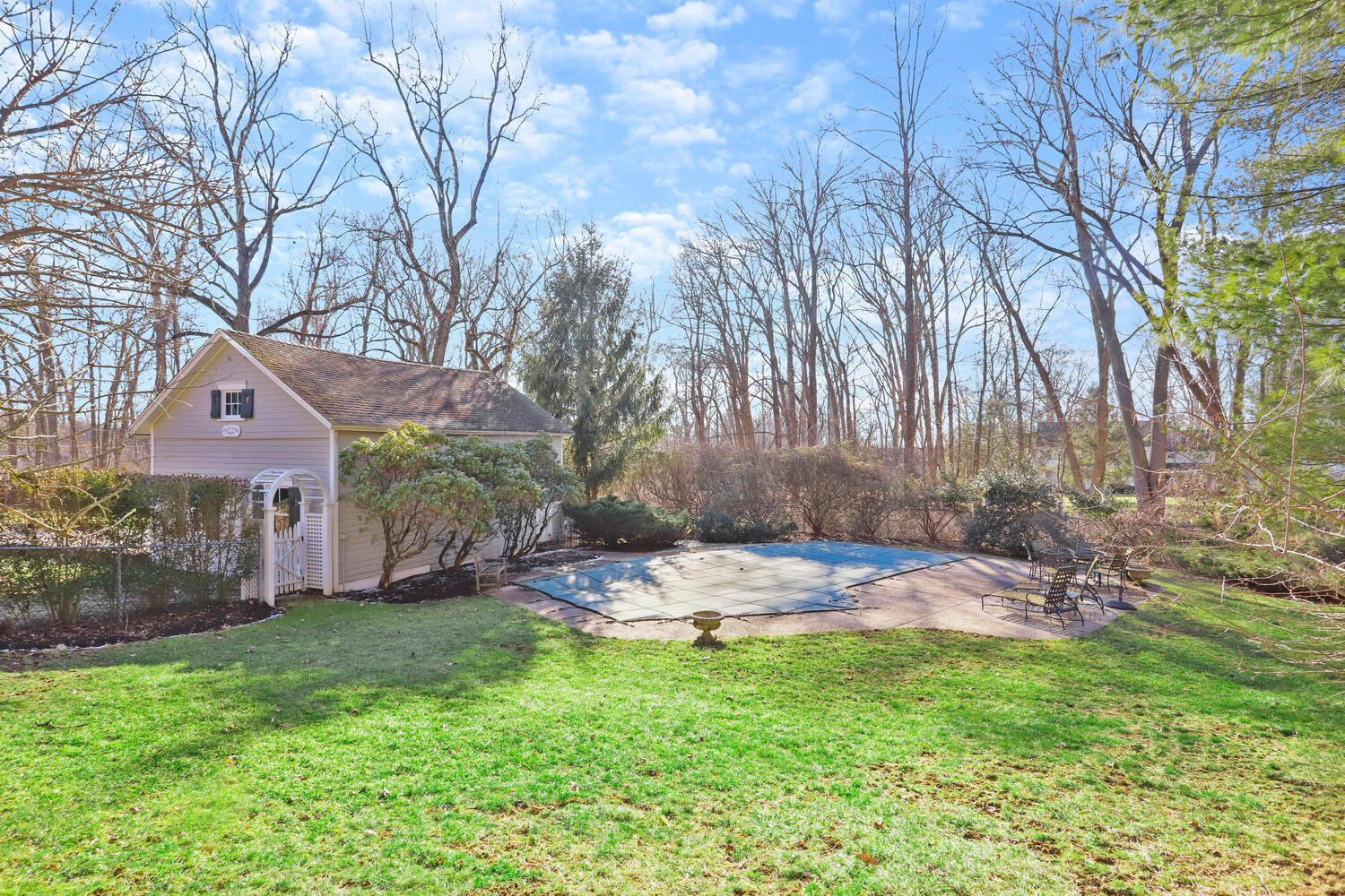 829 Hollow Tree Ridge Road Darien, CT 06820 - Photo 35 of 40 a backyard of a house with lots of green space