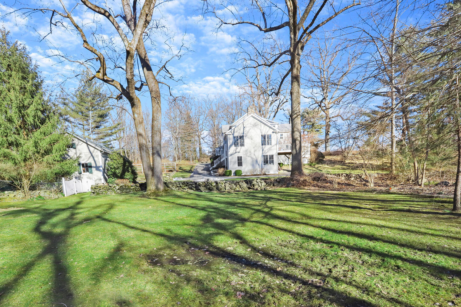 829 Hollow Tree Ridge Road Darien, CT 06820 - Photo 36 of 40 a backyard of apartments with large trees