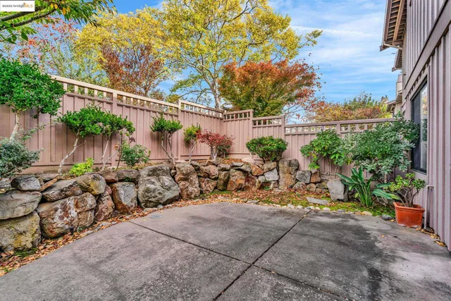 a view of a dinning table and chairs in patio