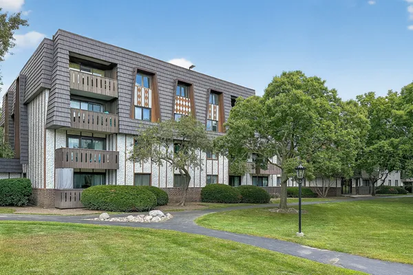 $299,400 | 13200 West Heiden Circle, Unit 2411, Lake Bluff, IL 60044