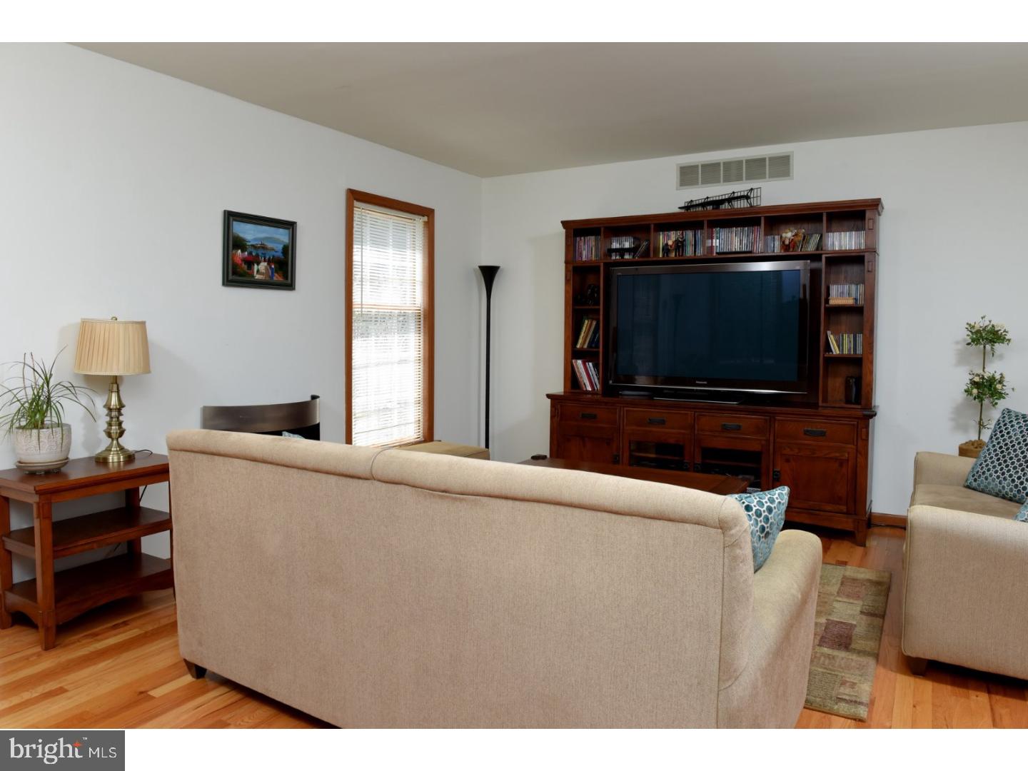 281 North Post Road Princeton Junction, NJ 08550 - Photo 3 of 25 Living Room