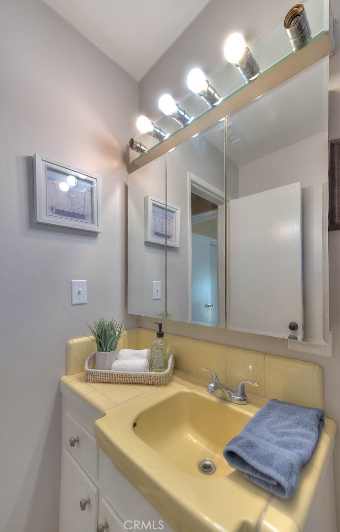 11229 Town & Country Drive Riverside, CA 92505 - Photo 29 of 36 Hallway bathroom 2