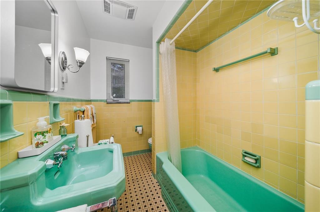 101 Buckingham Road Pittsburgh, PA 15215 - Photo 20 of 44 a bathroom with a sink and a tub