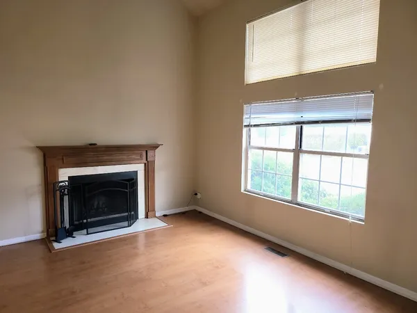 $2,400 | 216 Ivy Court, Streamwood, IL 60107