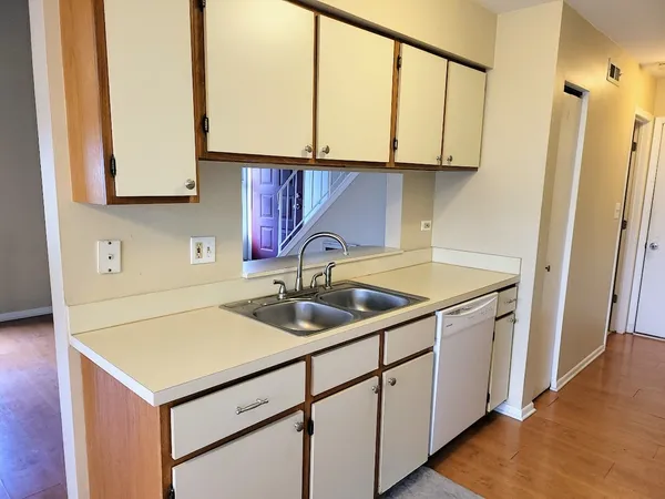 $2,400 | 216 Ivy Court, Streamwood, IL 60107