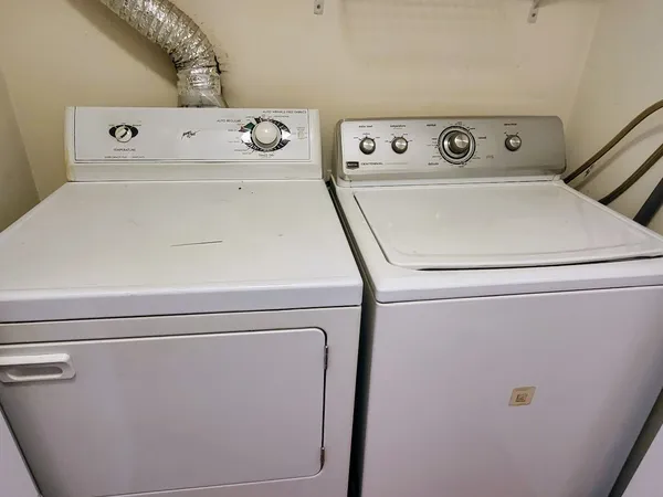 $2,400 | 216 Ivy Court, Streamwood, IL 60107