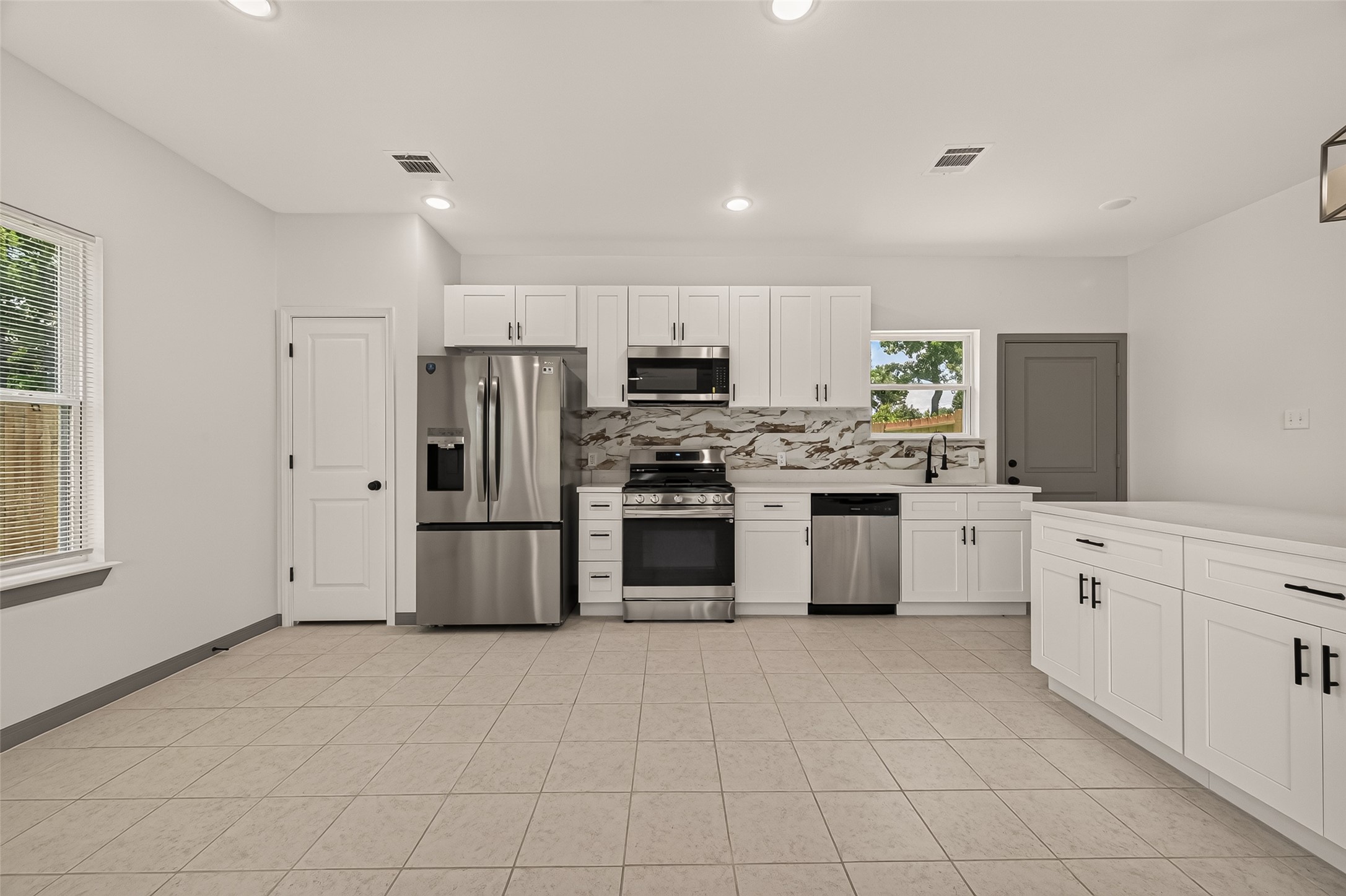 8306 Tidwell Road, Unit B Houston, TX 77028 - Photo 6 of 24