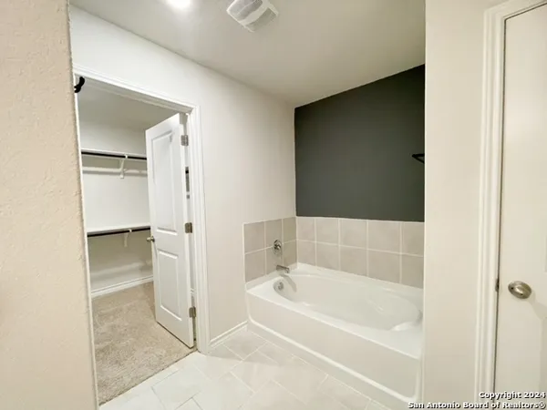 $2,400 | 5015 Dancing Gopher, San Antonio, TX 78261