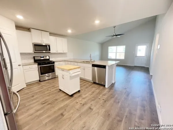 $2,400 | 5015 Dancing Gopher, San Antonio, TX 78261