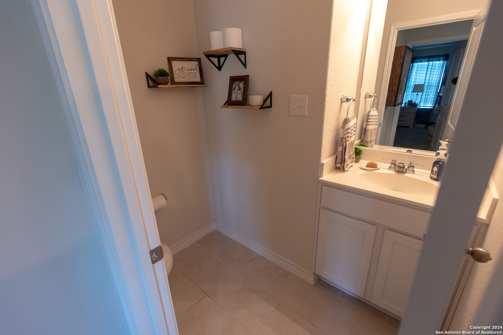 5015 Dancing Gopher San Antonio, TX 78261 - Photo 26 of 43 a bathroom with a sink and mirror
