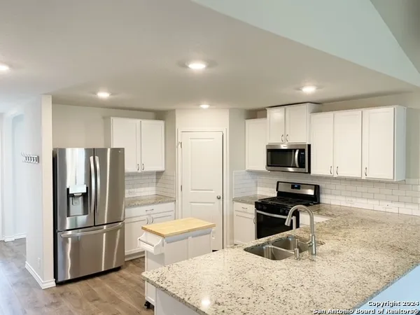 $2,400 | 5015 Dancing Gopher, San Antonio, TX 78261