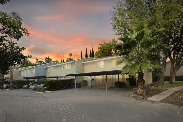 a view of a dinning table and chairs in patio