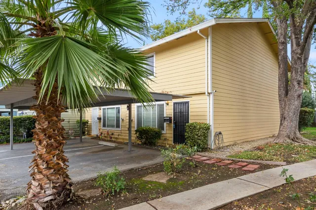 a view of entrance door of the house