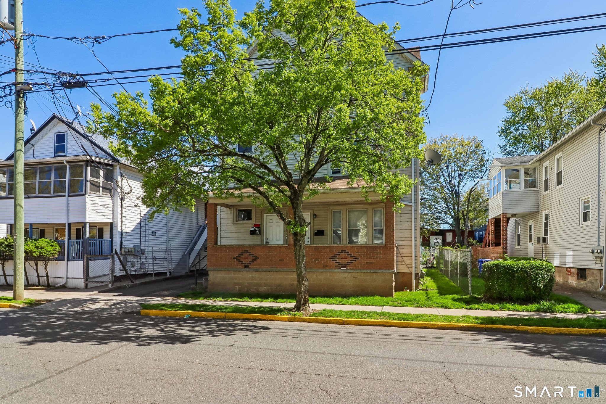 39 Grand Street, Unit 3 Middletown, CT 06457 - Photo 2 of 21 a small garden in the middle of a house