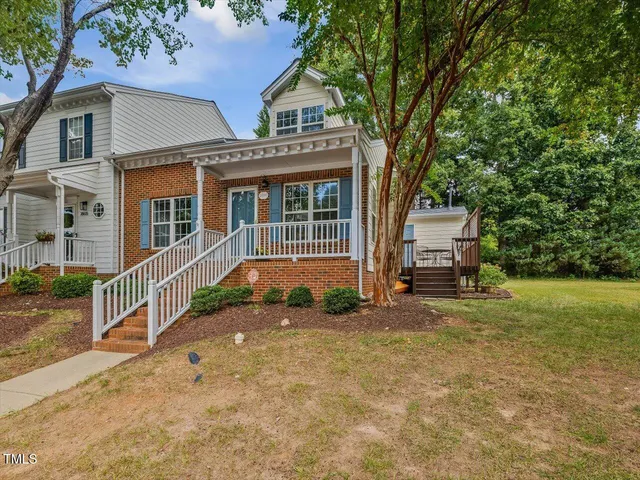 a view of a house with backyard and garden