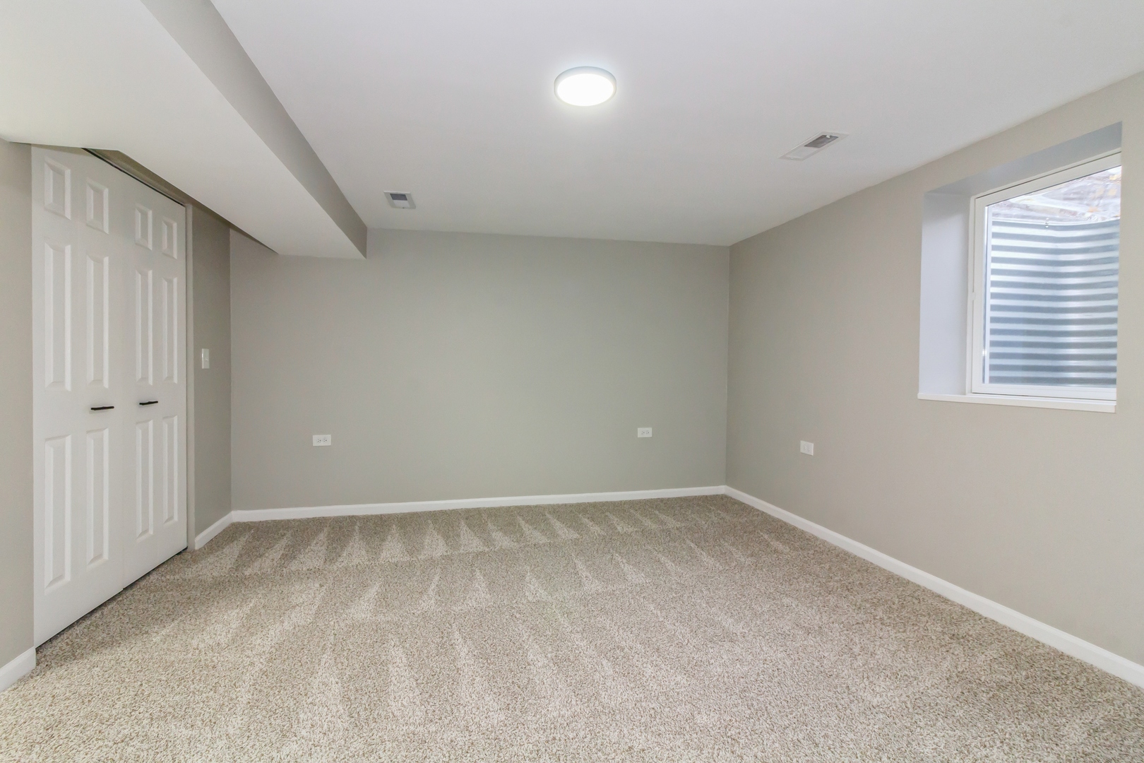 11 Vale Road West Chicago, IL 60185 - Photo 8 of 15 an empty room with windows