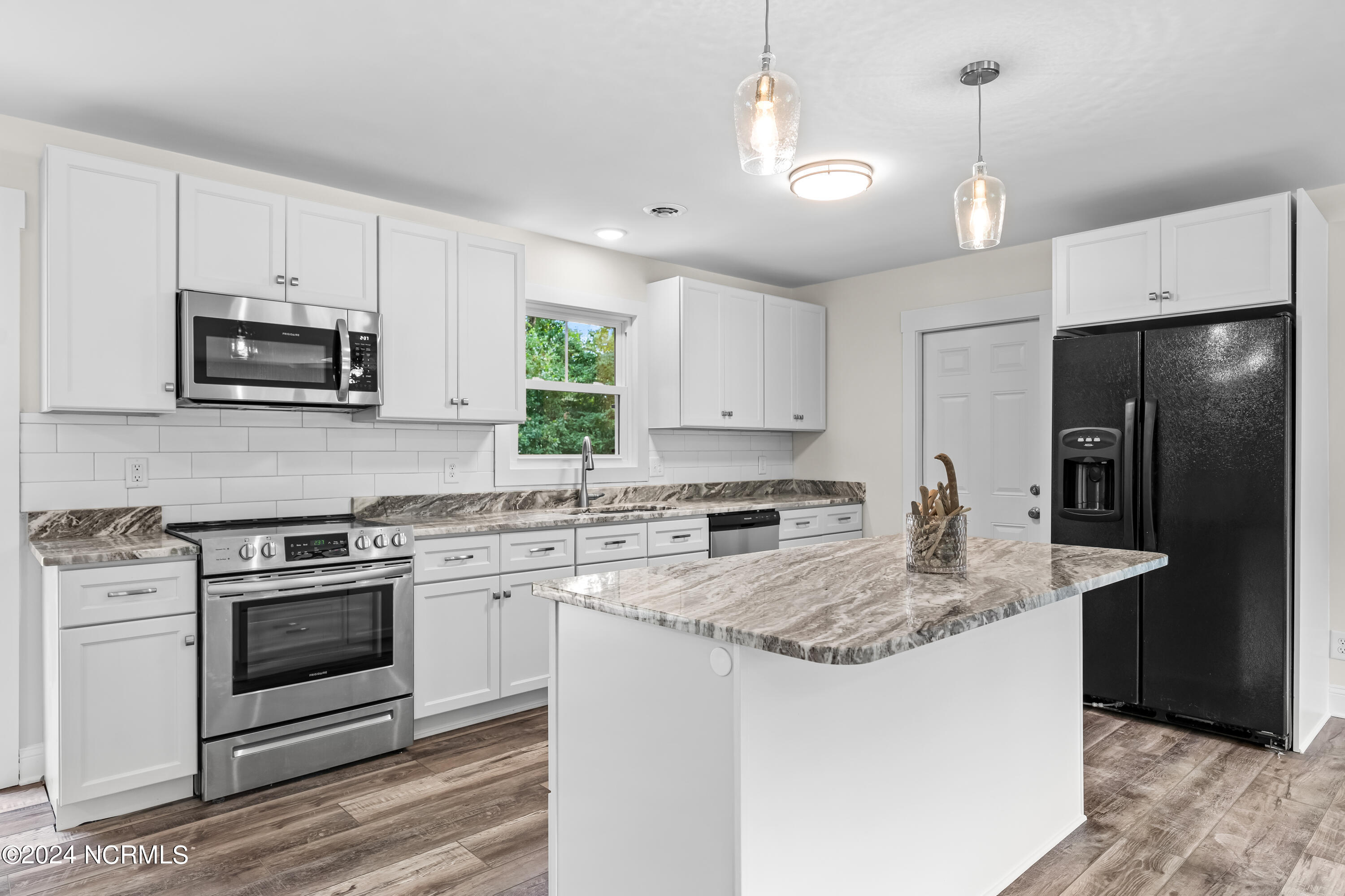 303 Kelly Road Wilmington, NC 28409 - Photo 4 of 29 Wonderful prep space