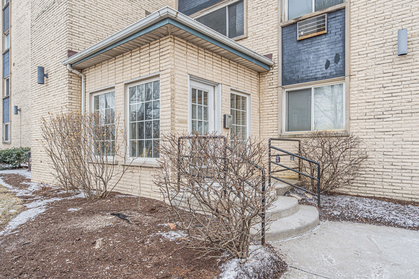 4976 North Milwaukee Avenue, Unit 401 Chicago, IL 60630 - Photo 21 of 23 a view of a house with a yard