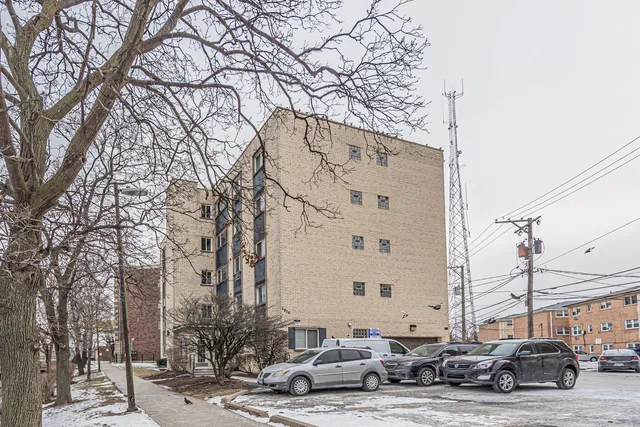 $240,000 | 4976 North Milwaukee Avenue, Unit 401, Chicago, IL 60630