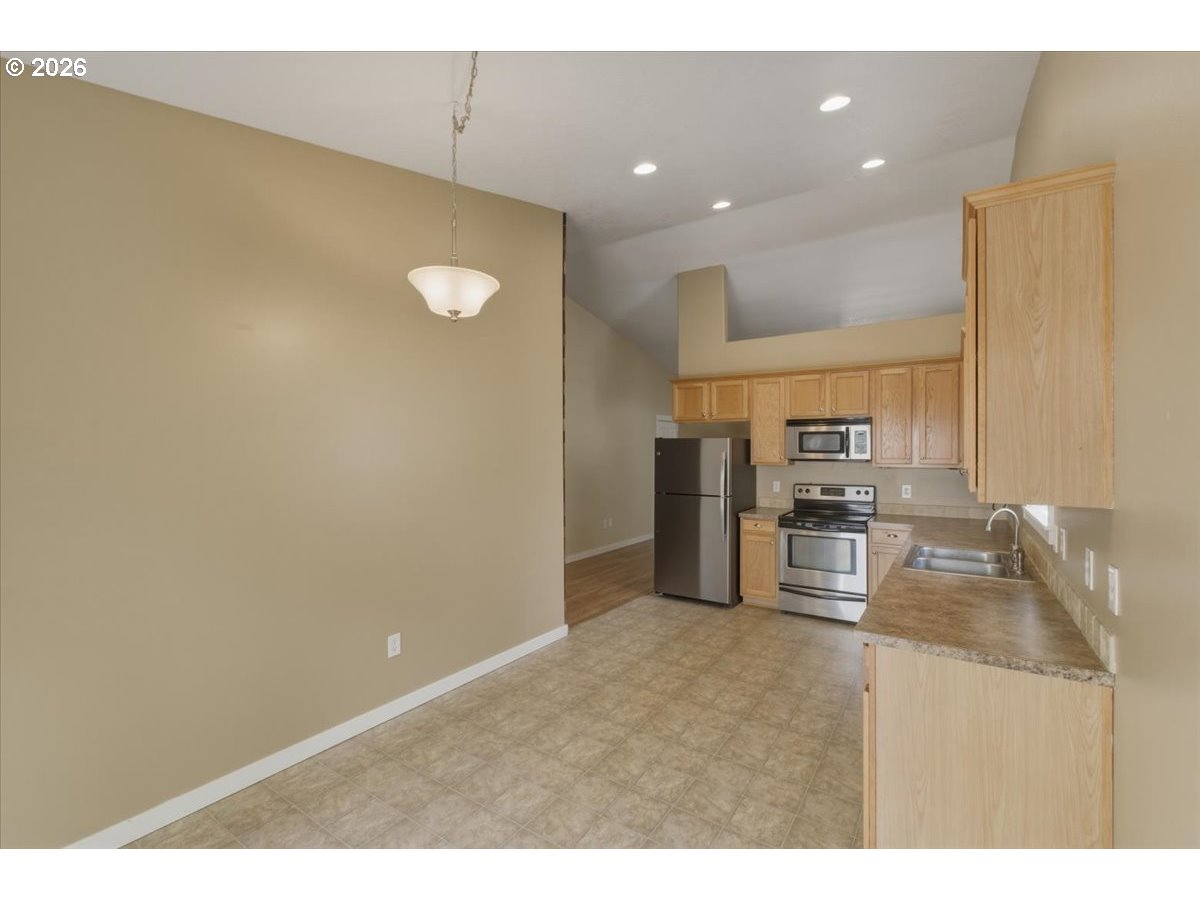 900 Northeast Trinity Street Albany, OR 97322 - Photo 9 of 25
