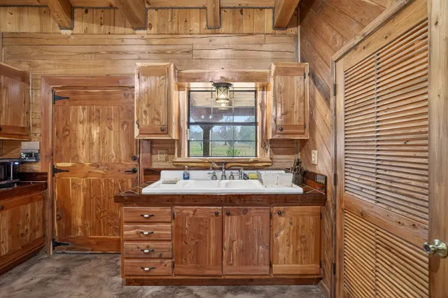 $560,000 | 3723 Farm To Market 256, Colmesneil, TX 75938