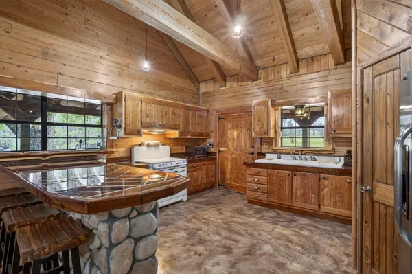 $499,000 | 3723 Farm To Market 256, Colmesneil, TX 75938