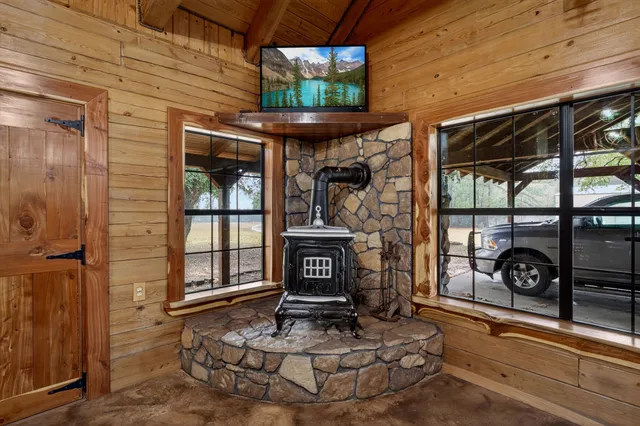 $560,000 | 3723 Farm To Market 256, Colmesneil, TX 75938