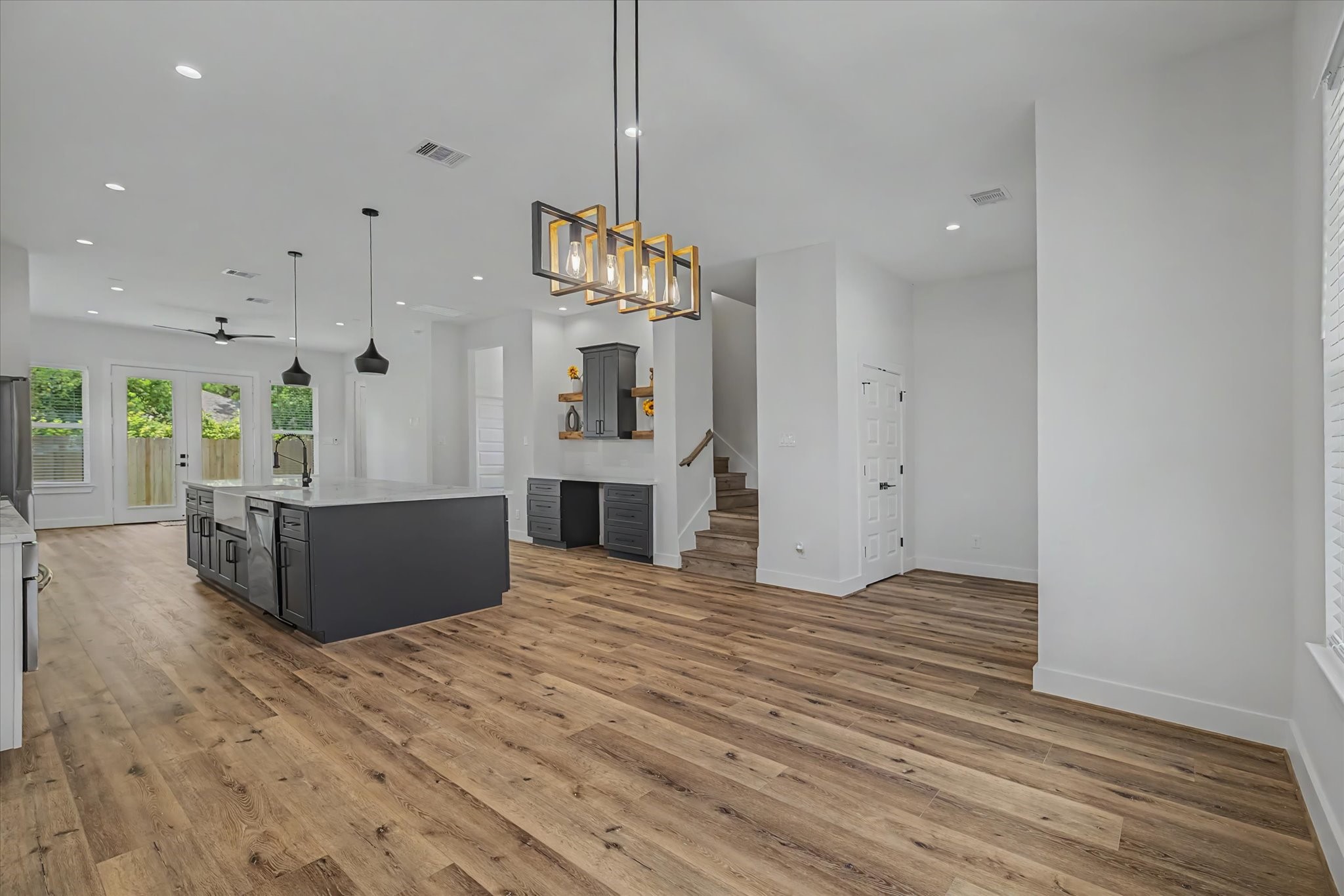 3806 Dreyfus Street Houston, TX 77021 - Photo 8 of 48 Spacious flex room perfect for a home office or home bar, conveniently located off the kitchen and dining area.