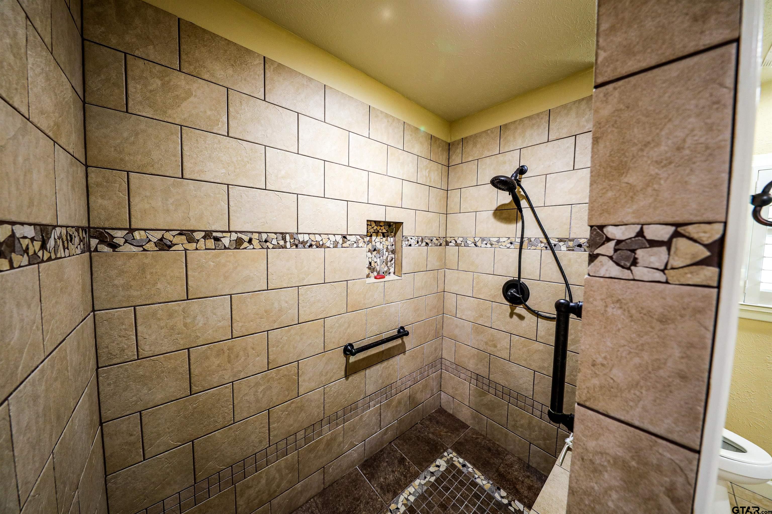2125 Highway 11 Pittsburg, TX 75686 - Photo 17 of 27 a bathroom with a shower