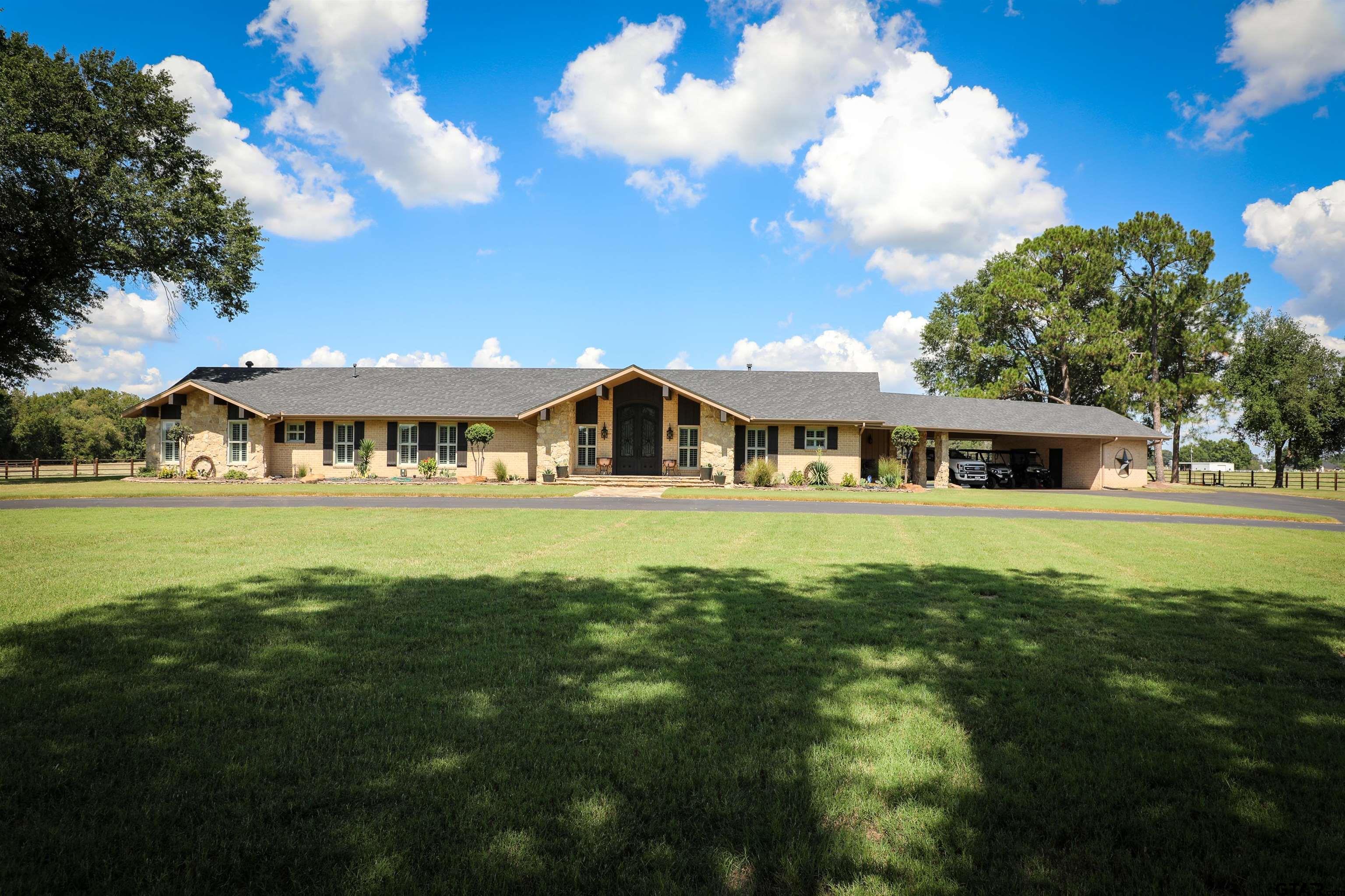 2125 Highway 11 Pittsburg, TX 75686 - Photo 2 of 27 a front view of a house with a garden