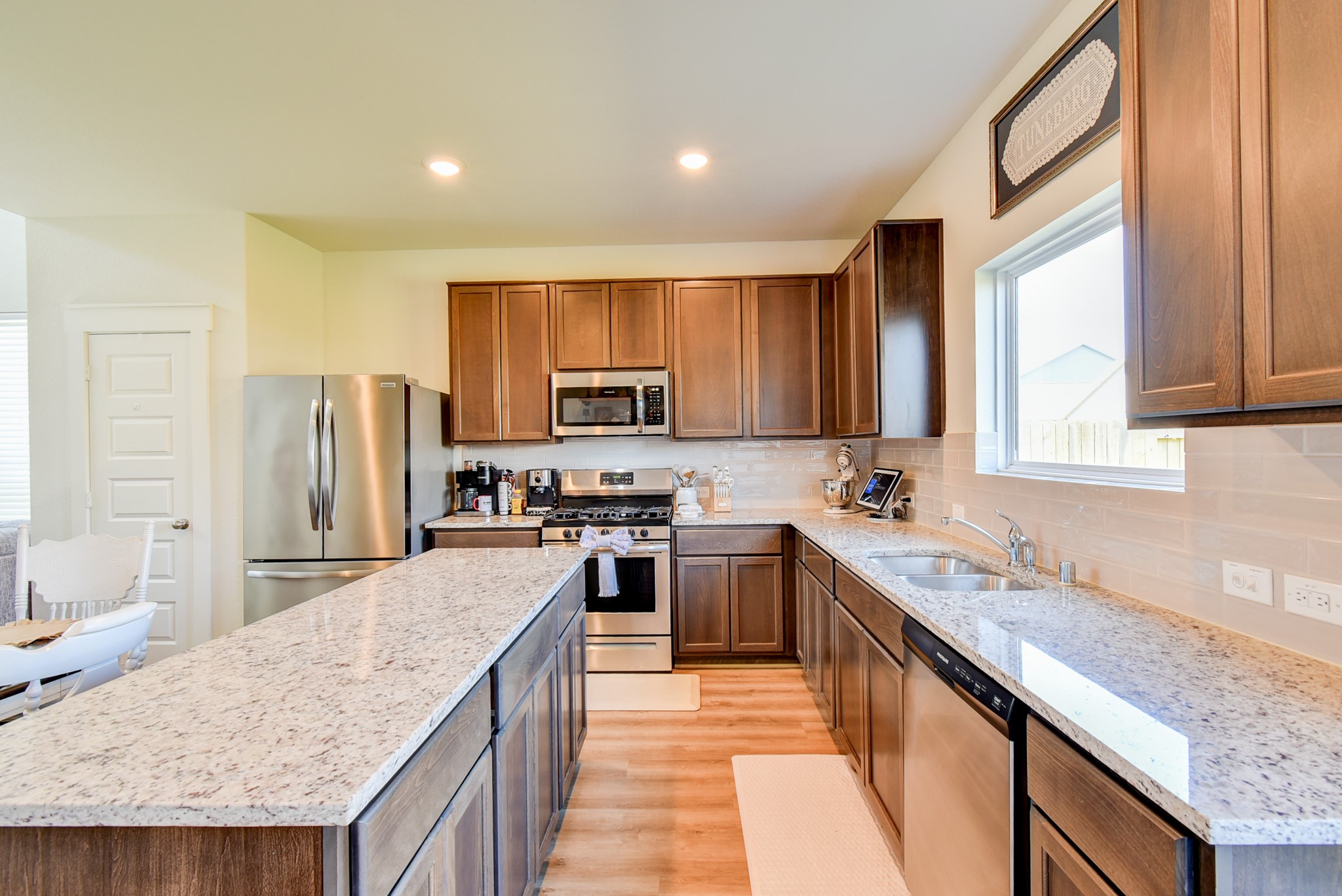 205 Laura Leigh Lane Angleton, TX 77515 - Photo 8 of 29