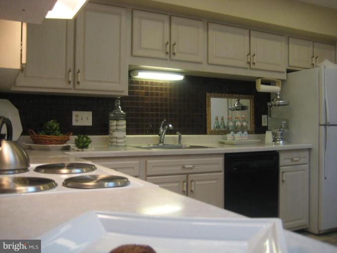 4420 Laurel Road Alexandria, VA 22309 - Photo 21 of 24 Large eat-in Kitchen