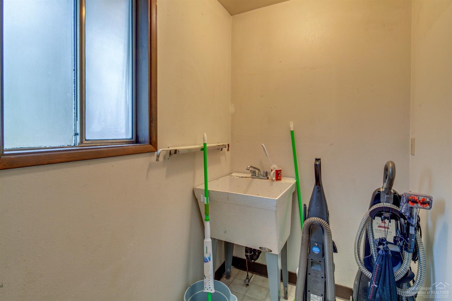 60860 Diamond Road Bend, OR 97702 - Photo 17 of 25 half bath with deep utility sink, right