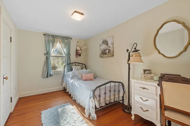 a black and white photo of a living room